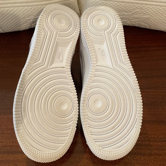 Nike Air Force 1 Leather Sneaker White/White Size 4.5Y/6W - Picture 11 of 11